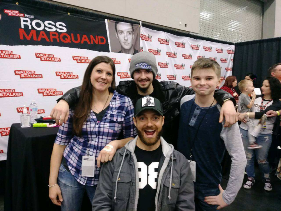Jayden Knight with his aunt and cousin posing with Ross Marquand, who plays Aaron in The Walking Dead. 