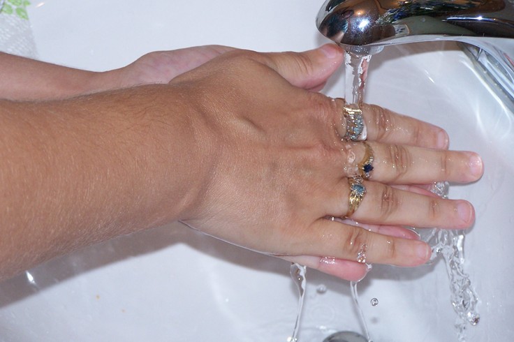 One way to stay healthy is to wash your hands. Image used under the Creative Commons License via Wikimedia.org. 